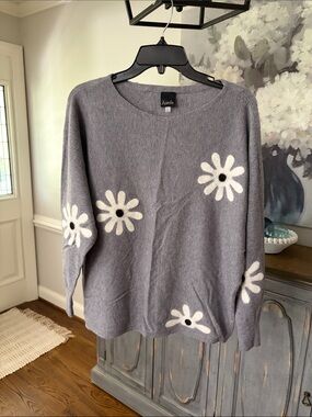 AVEDA Gray Daisy Crewneck Sweater